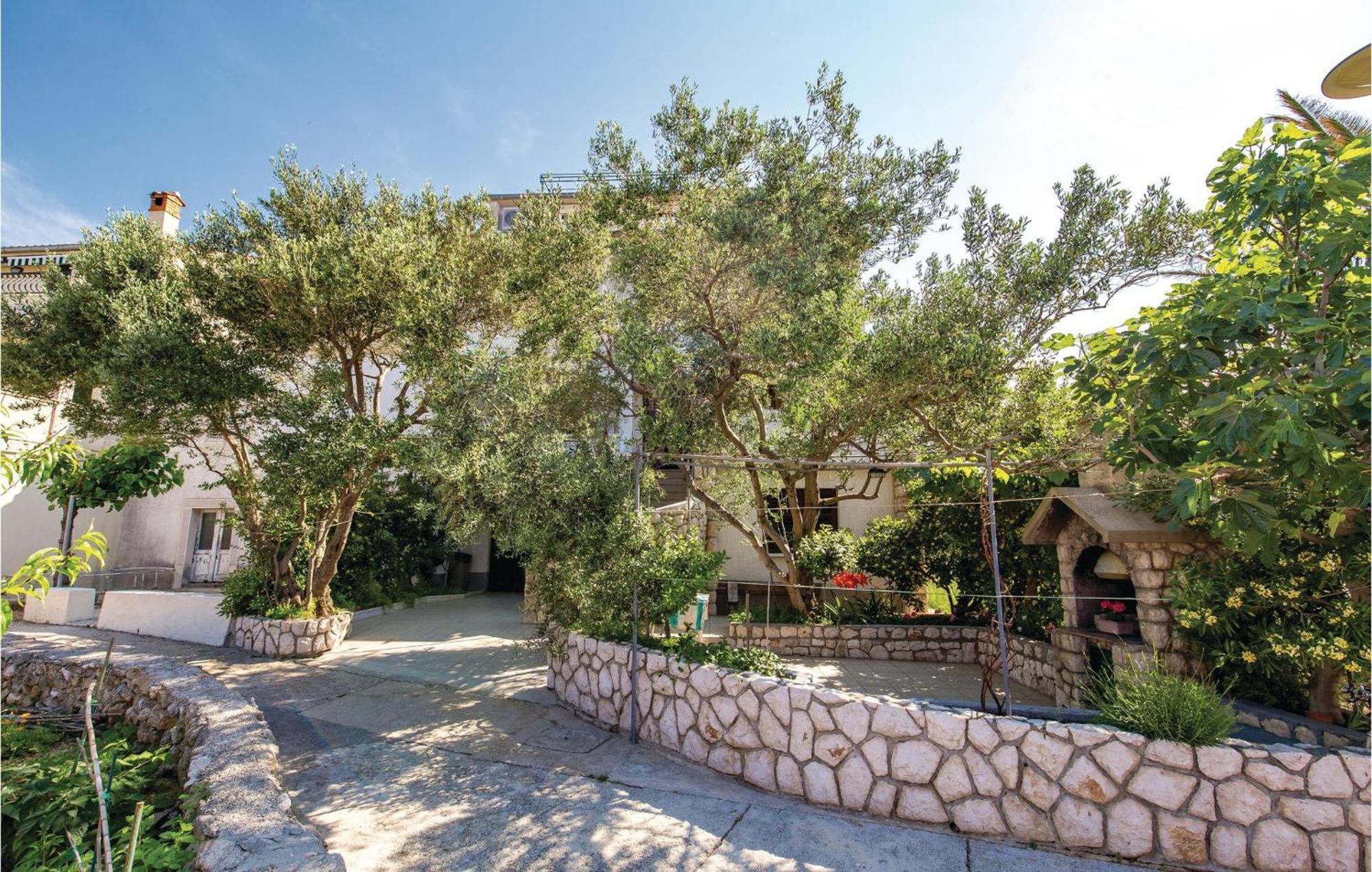 Stunning Apartment In Barbat-Rab With Wifi Barbat na Rabu Ngoại thất bức ảnh